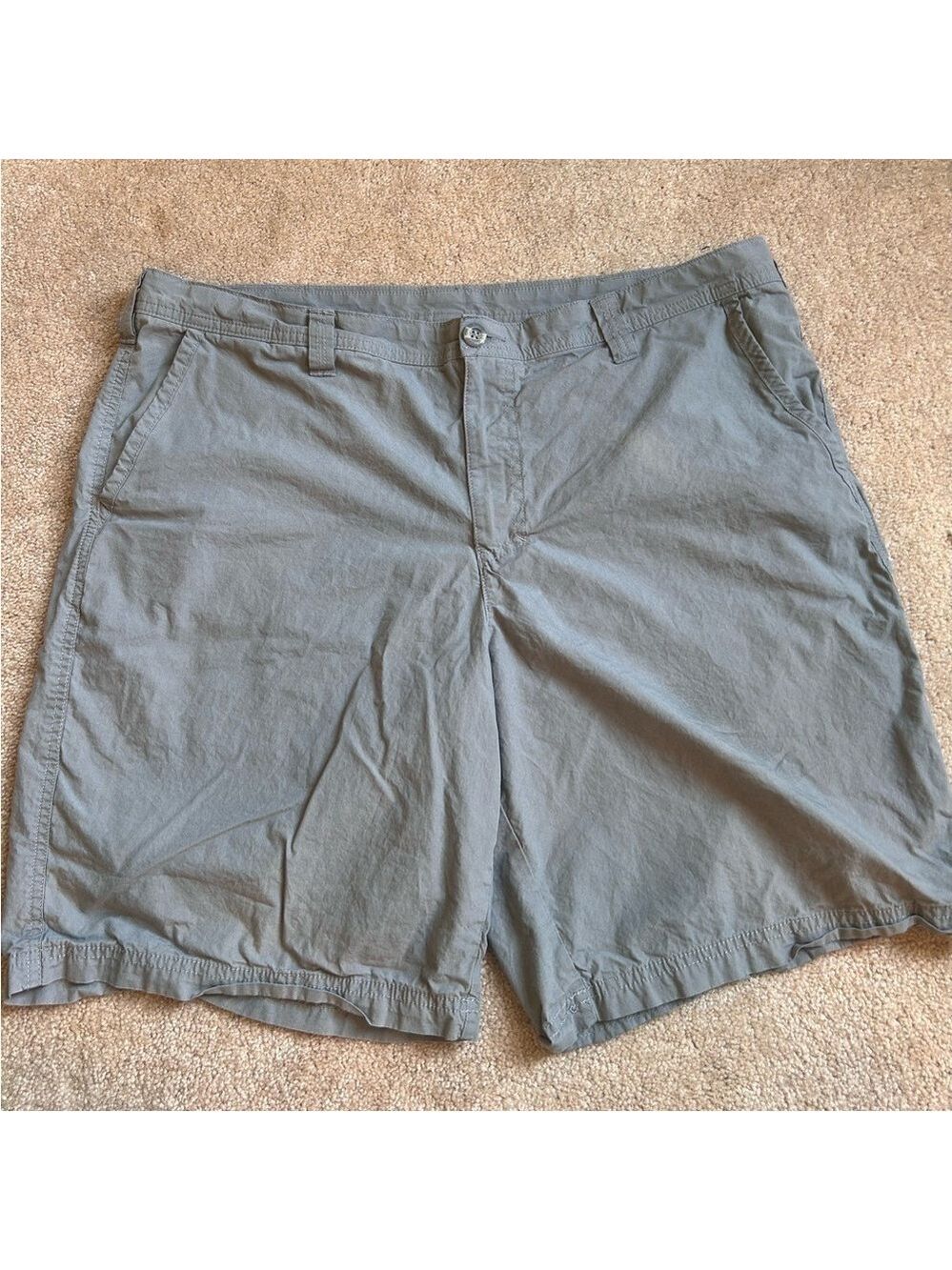 Columbia Shorts Men Size 40 Gray Flat Front 10 Inch Inseam Lightweight Chino